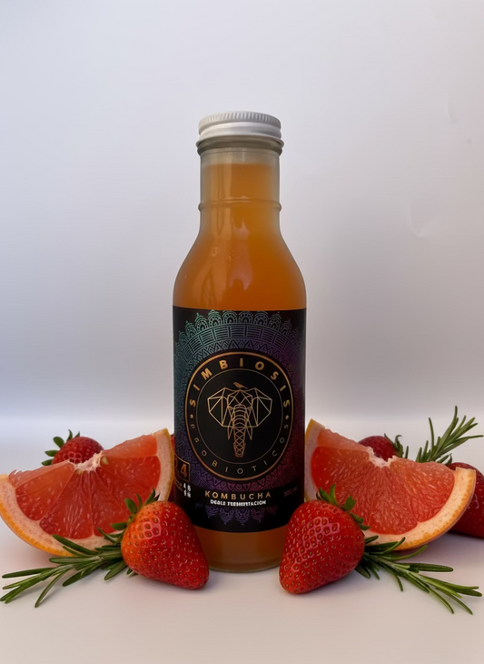 Kombucha fermentada con toronja, fresa y romero, bebida probiótica natural y refrescante.